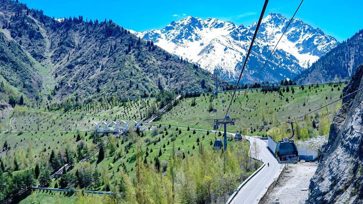 Chauffeur service in Almaty: ALA airport transfers, business cars and mountain trips