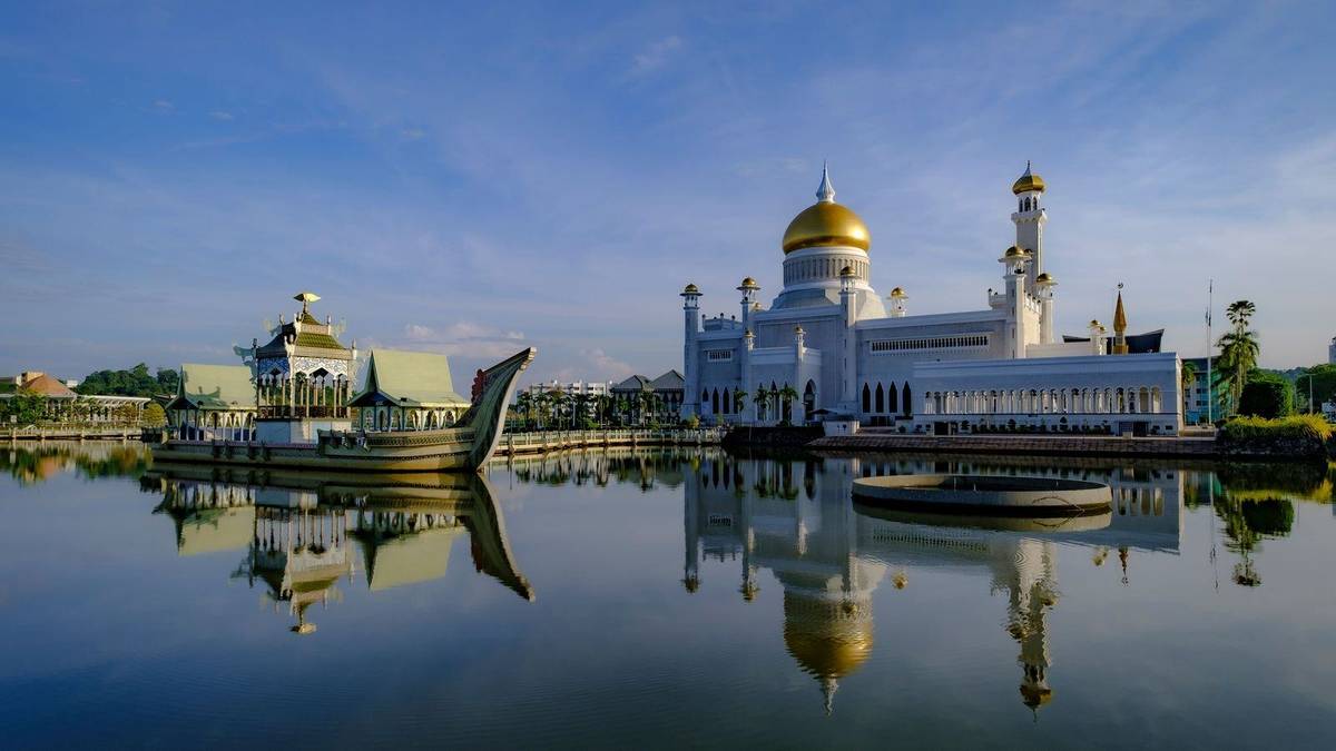 Chauffeur service in Bandar Seri Begawan: Brunei airport transfers and business cars