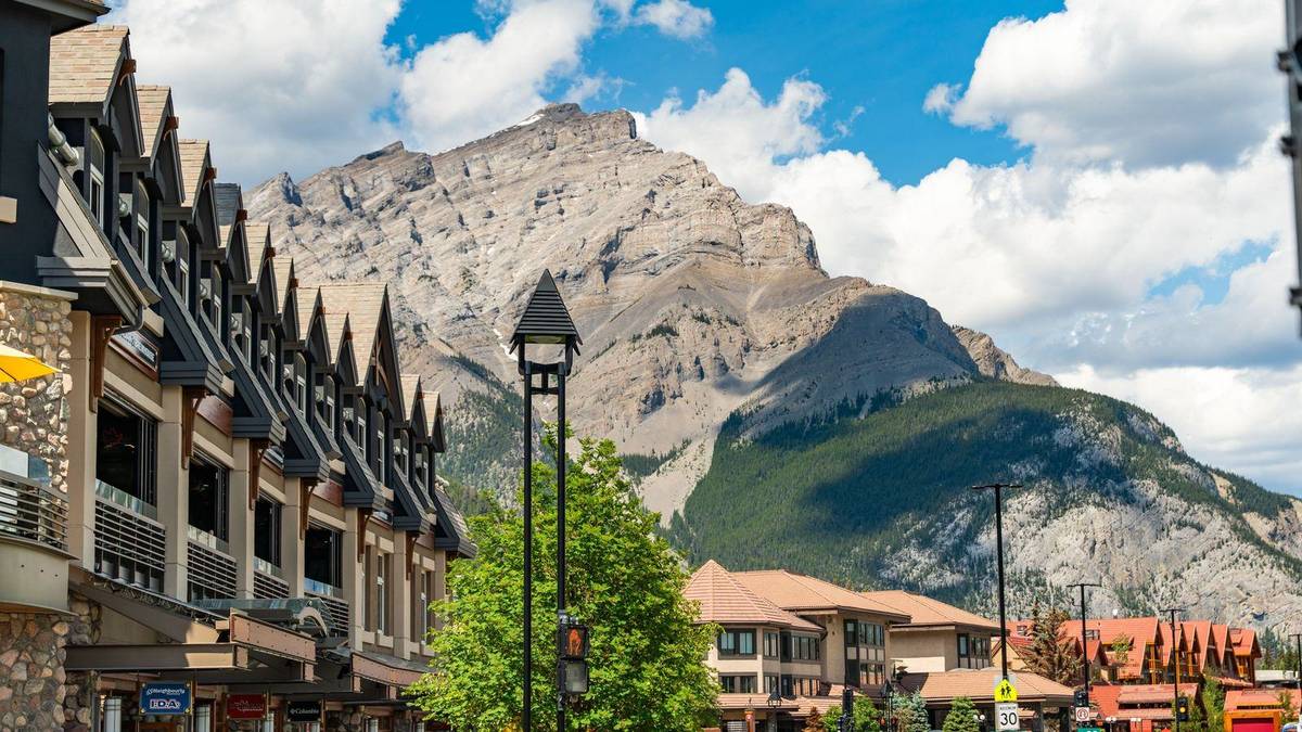 Chauffeur service in Banff: Calgary airport transfers, Lake Louise and ski runs