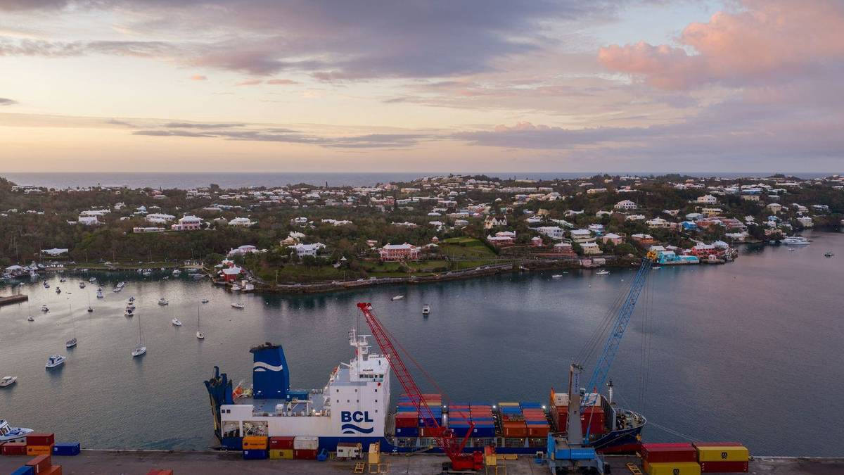Chauffeur Service Bermuda | BDA Airport & Hamilton Transfers