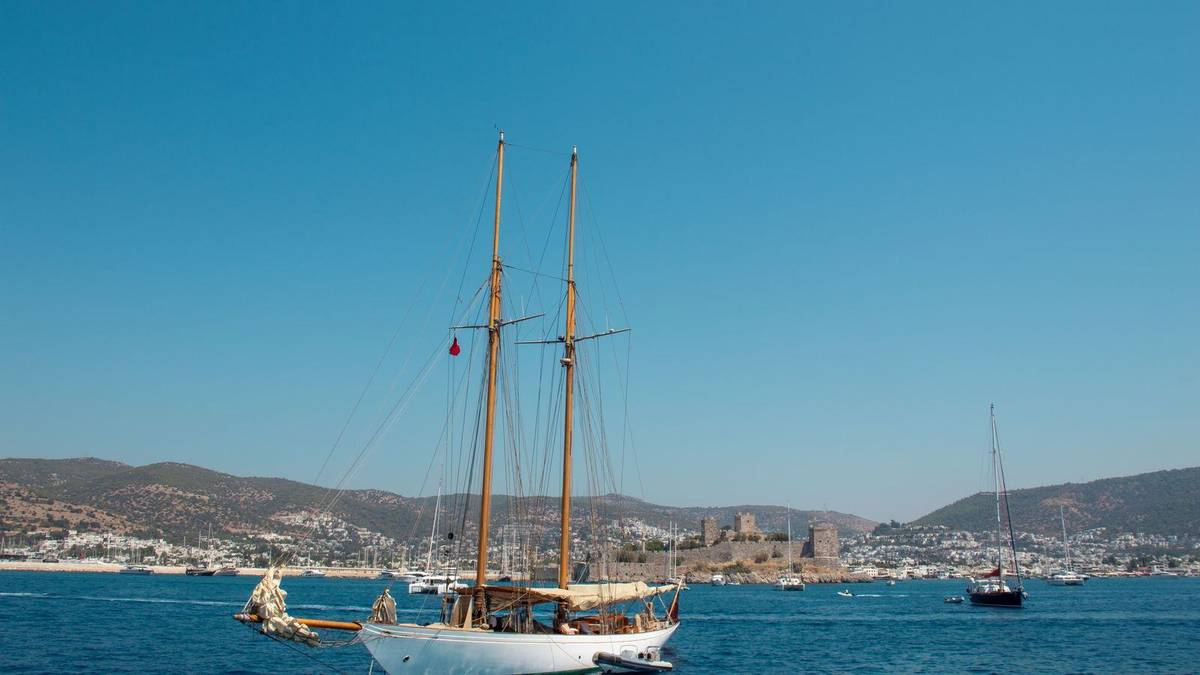 Chauffeur service in Bodrum: Milas-Bodrum Airport transfers, marinas and villas