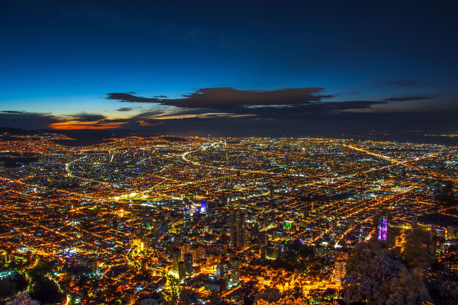 Traffic on a Bogota avenue at night