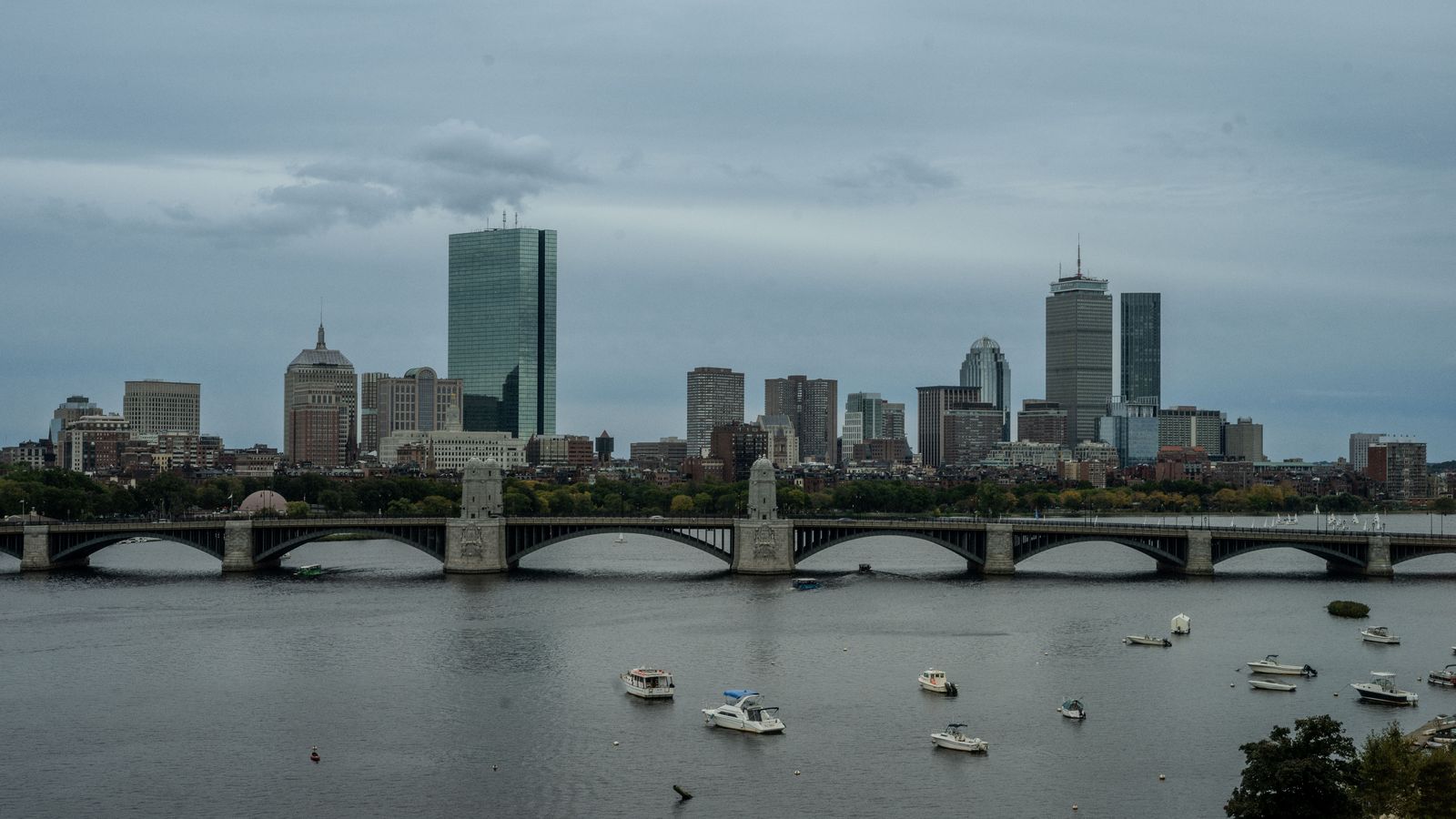 Chauffeur service in Boston: Logan Airport transfers, black cars and limousines