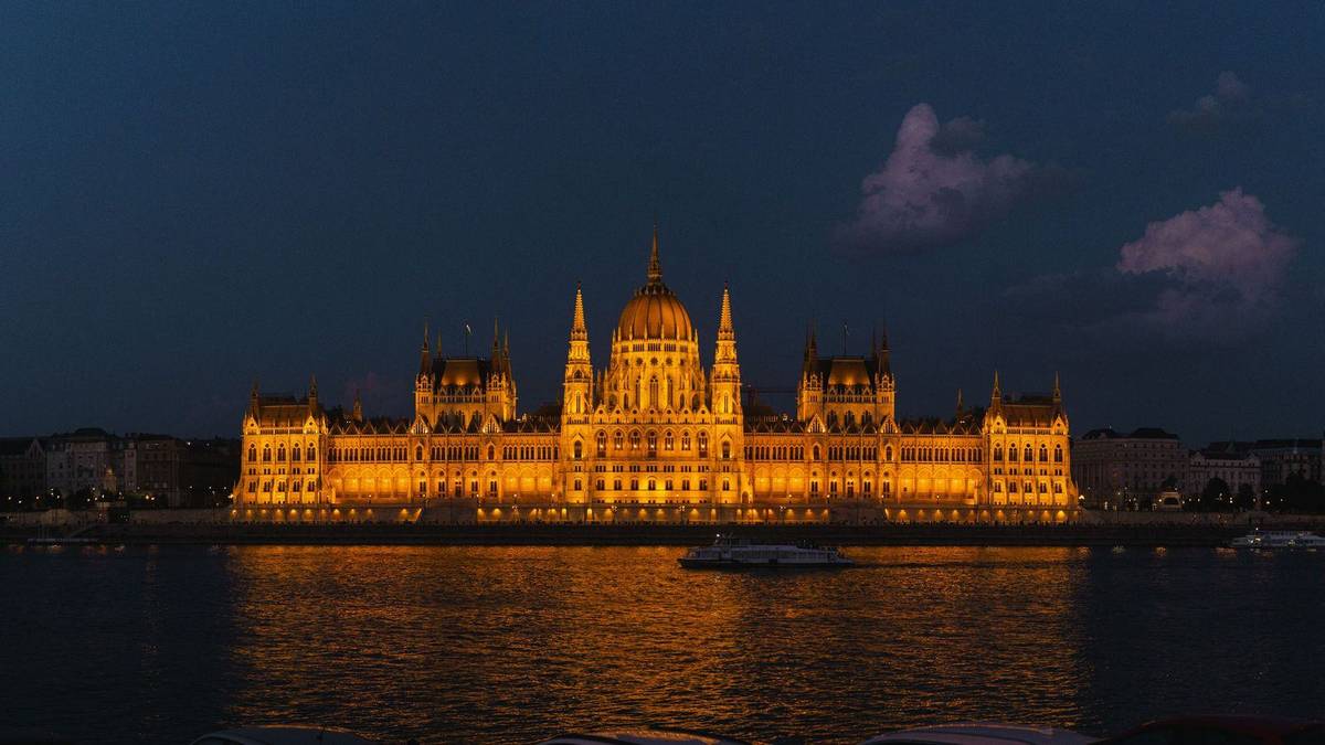 Chauffeur Service Budapest | Airport & Danube Cruise Cars