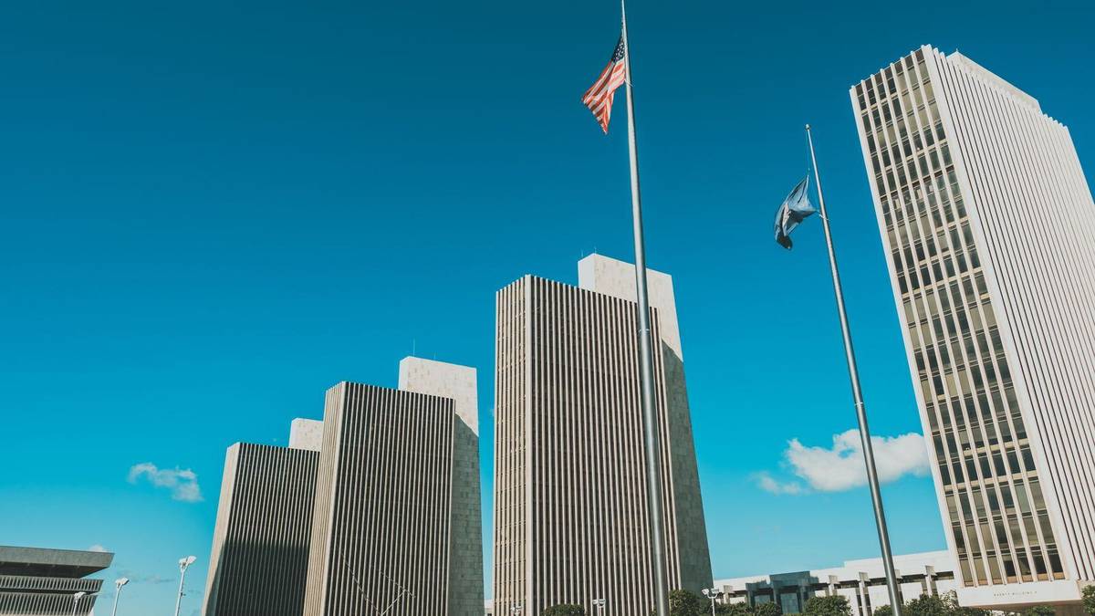 Chauffeur service in Buffalo: BUF airport transfers and cross-border cars to Niagara and Toronto