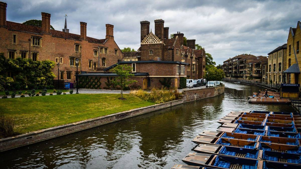 Chauffeur service in Cambridge: Stansted and Heathrow transfers, college visits and science park travel