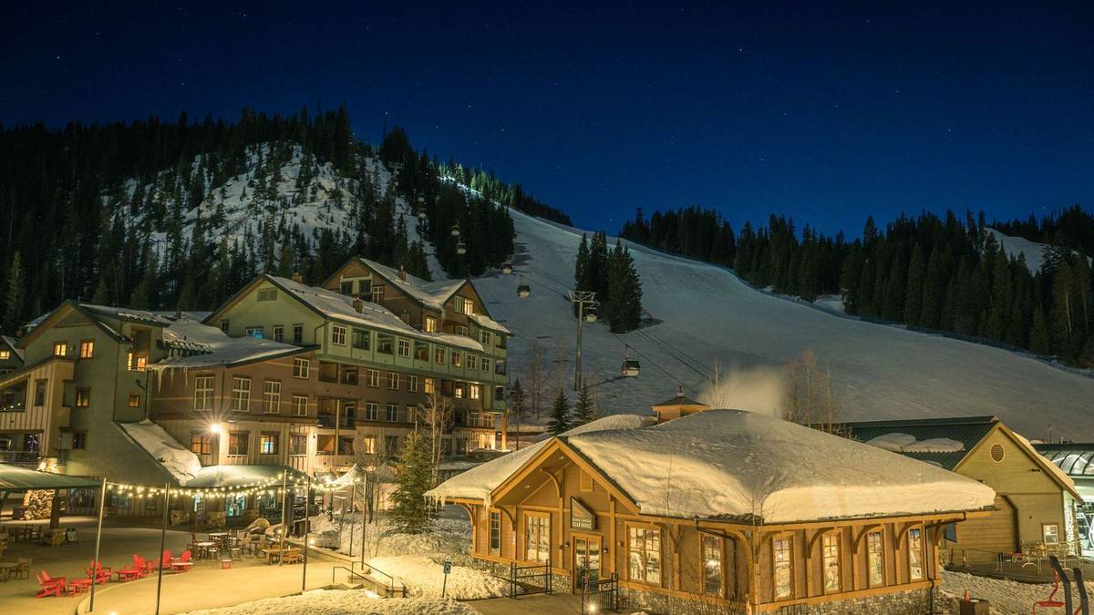 Chauffeur service in Collingwood and Blue Mountain: Toronto Pearson transfers and ski cars