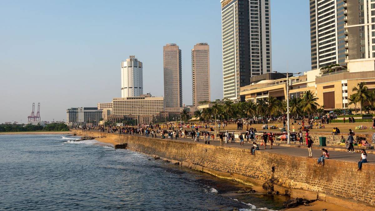 Chauffeur service in Colombo: Bandaranaike airport transfers, city cars and island tours