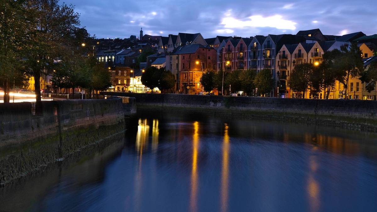 Chauffeur service in Cork: Cork Airport transfers, Cobh cruise port and West Cork trips