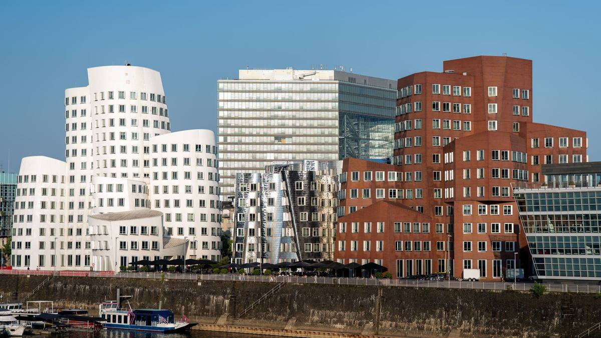 Chauffeur Service Dusseldorf | DUS Airport & Messe Cars