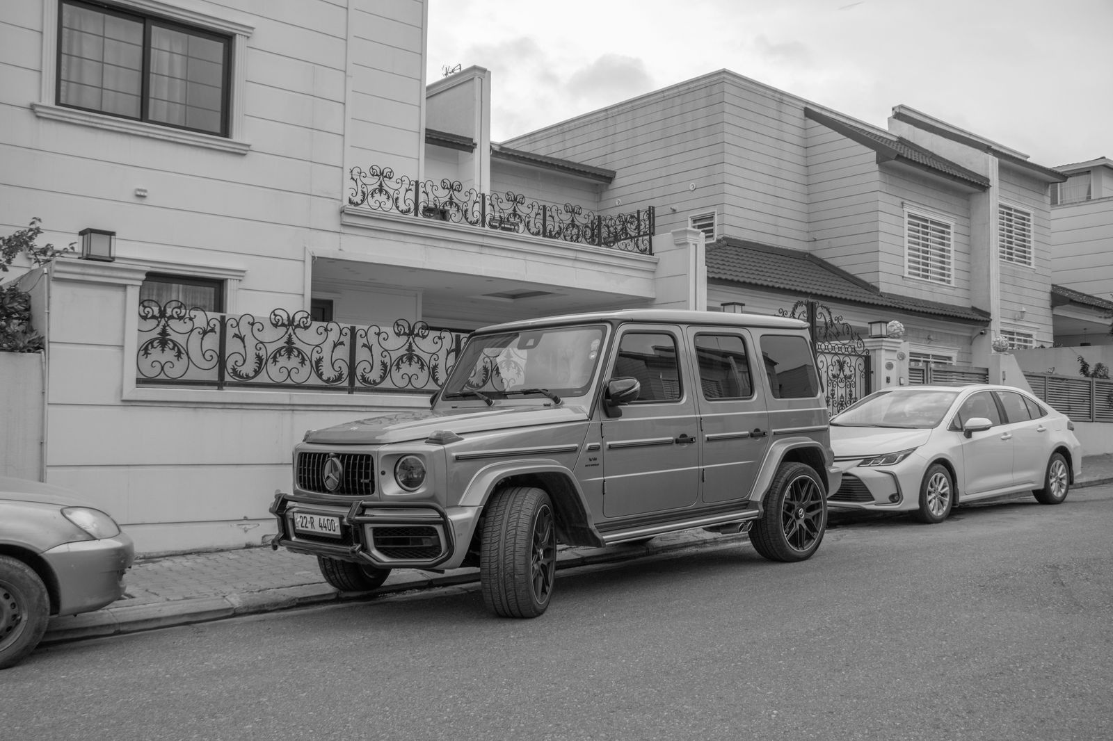 Black SUV under a tropical hotel porte-cochere