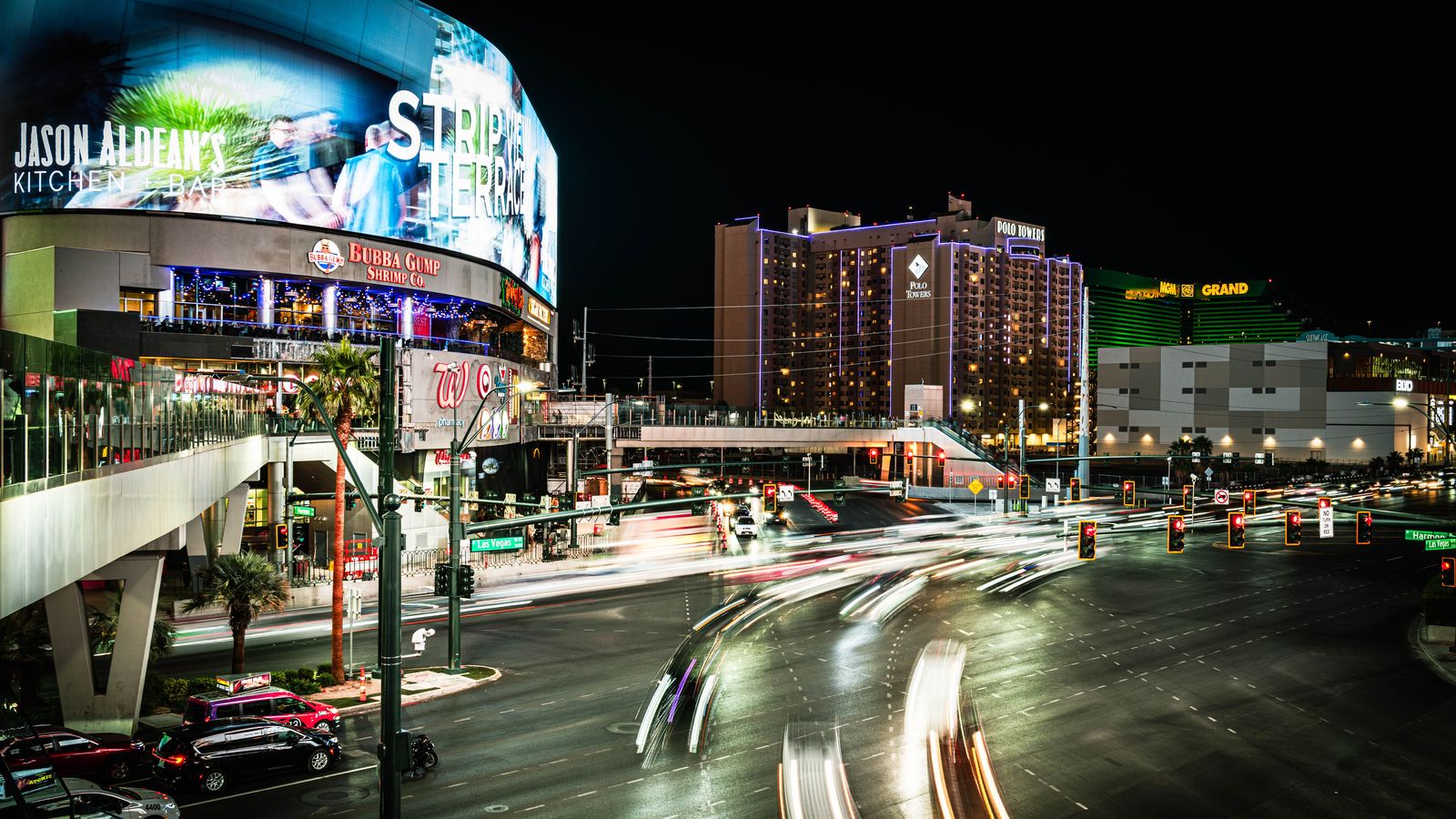 Limousine and black car service in Las Vegas: Harry Reid Airport and the Strip