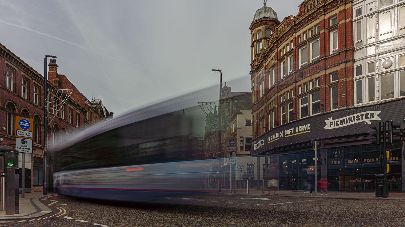 Chauffeur service in Leeds: Leeds Bradford Airport transfers, Manchester runs and executive cars
