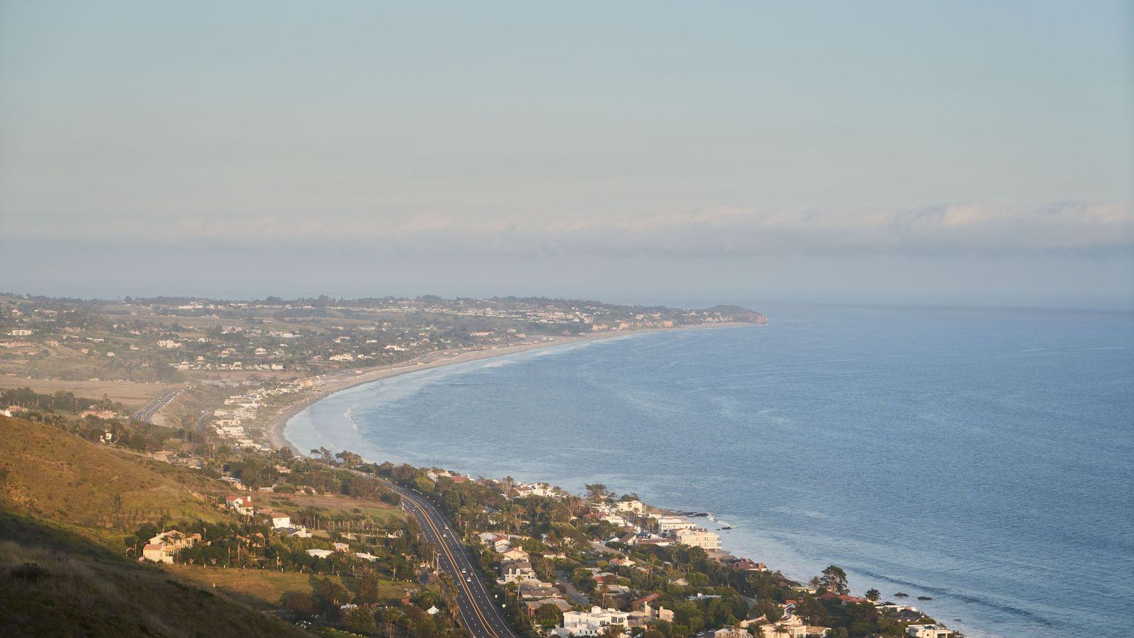 Chauffeur service in Malibu: LAX transfers, private jet pickups and coastal black cars