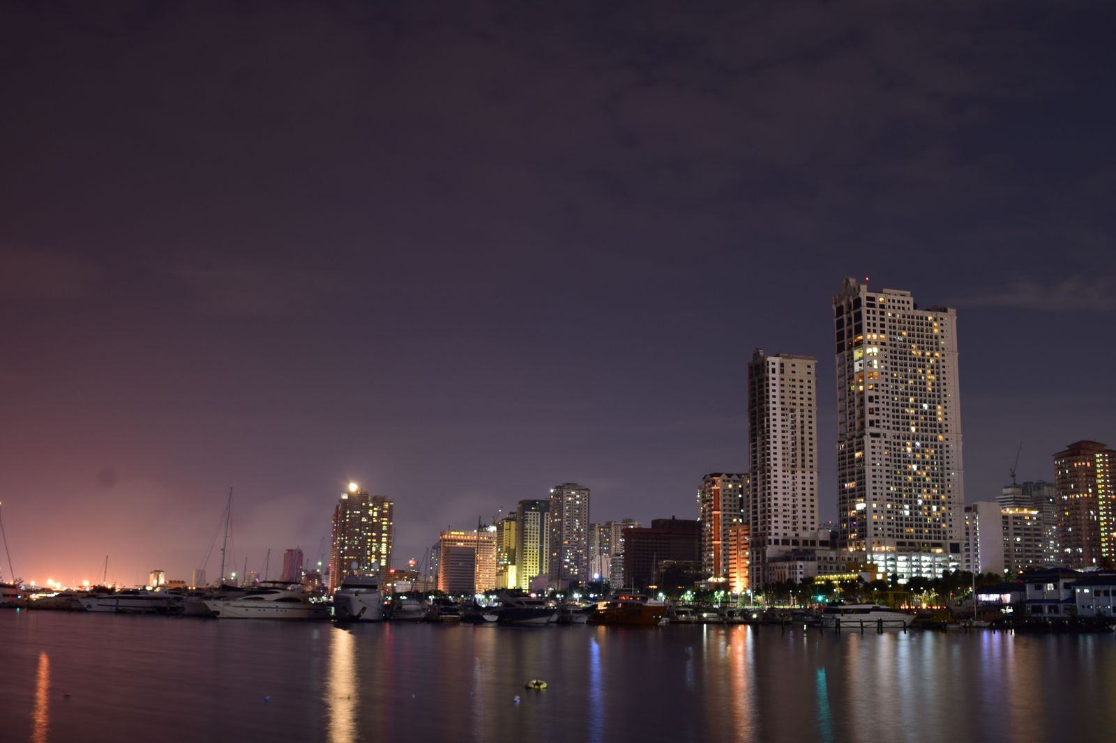 Sunset over Manila Bay seen from Roxas Boulevard