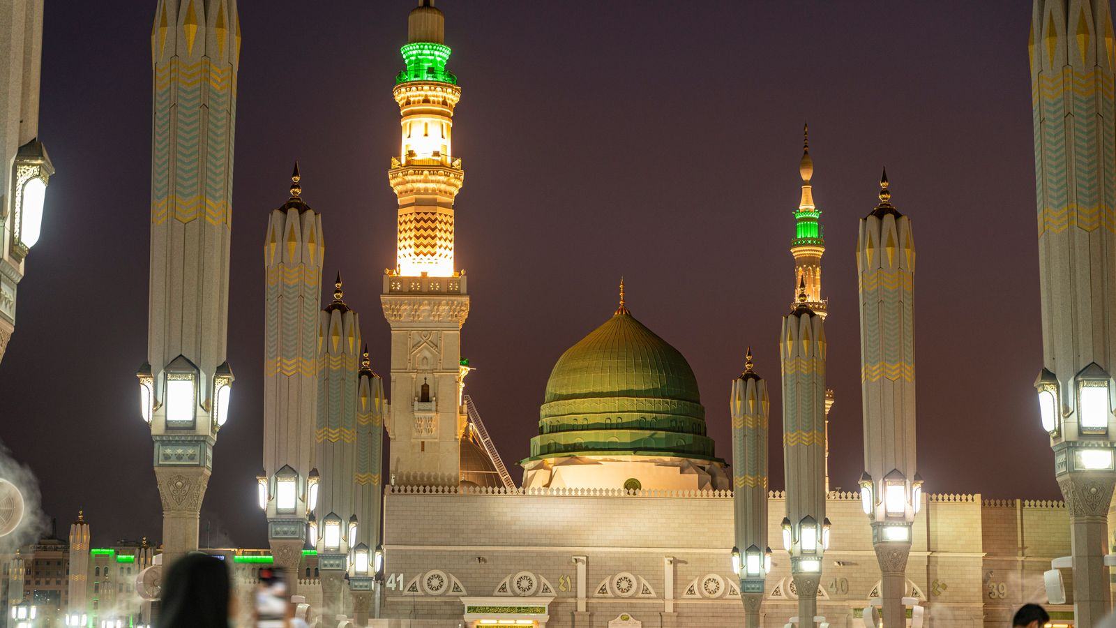 Chauffeur Service Medina | MED Airport, Ziyarat & Makkah