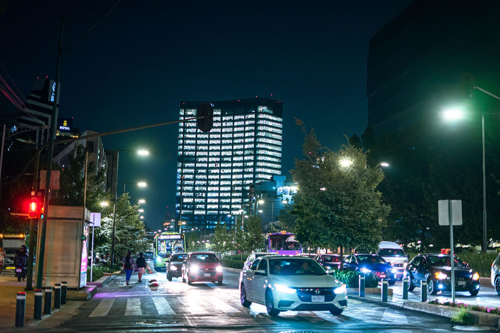 Executive SUV on a Polanco avenue at night