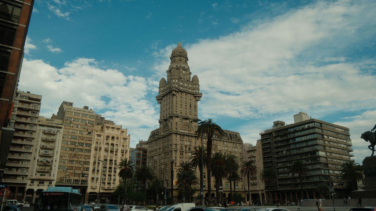 Chauffeur service in Montevideo: Carrasco airport, cruise port and intercity transfers