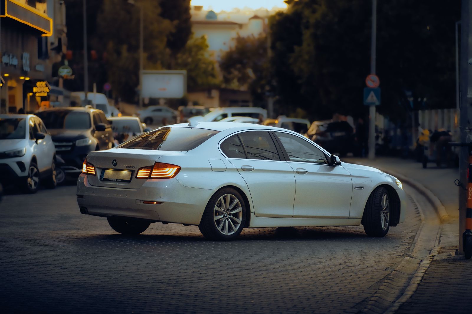Black sedan on a Munich street in the evening