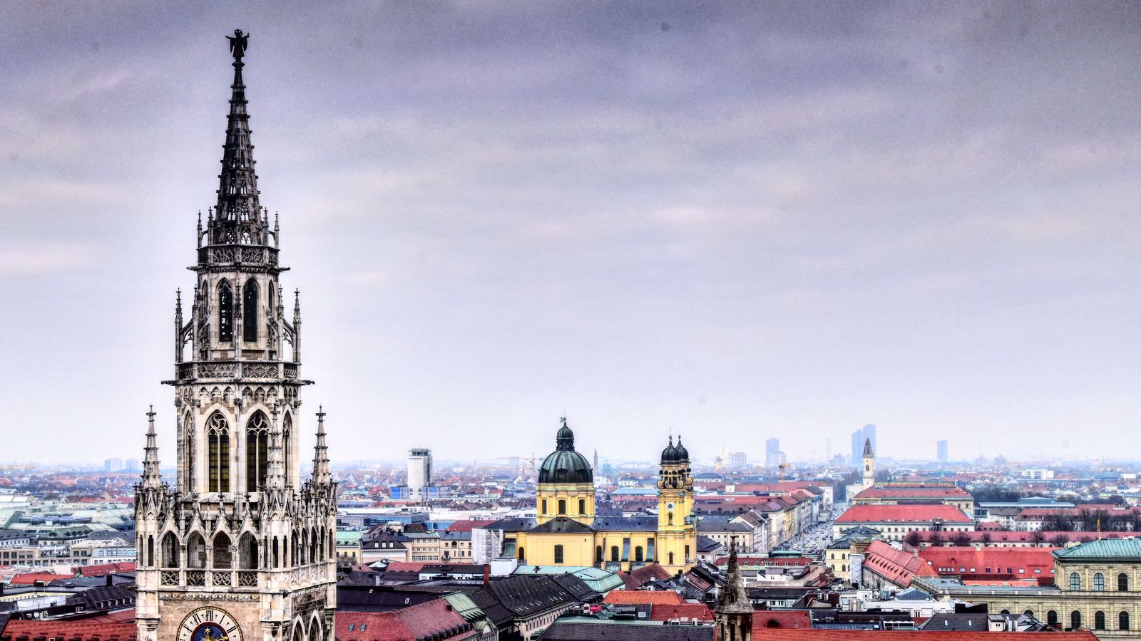 Chauffeur service in Munich: airport transfers, trade fairs and black cars
