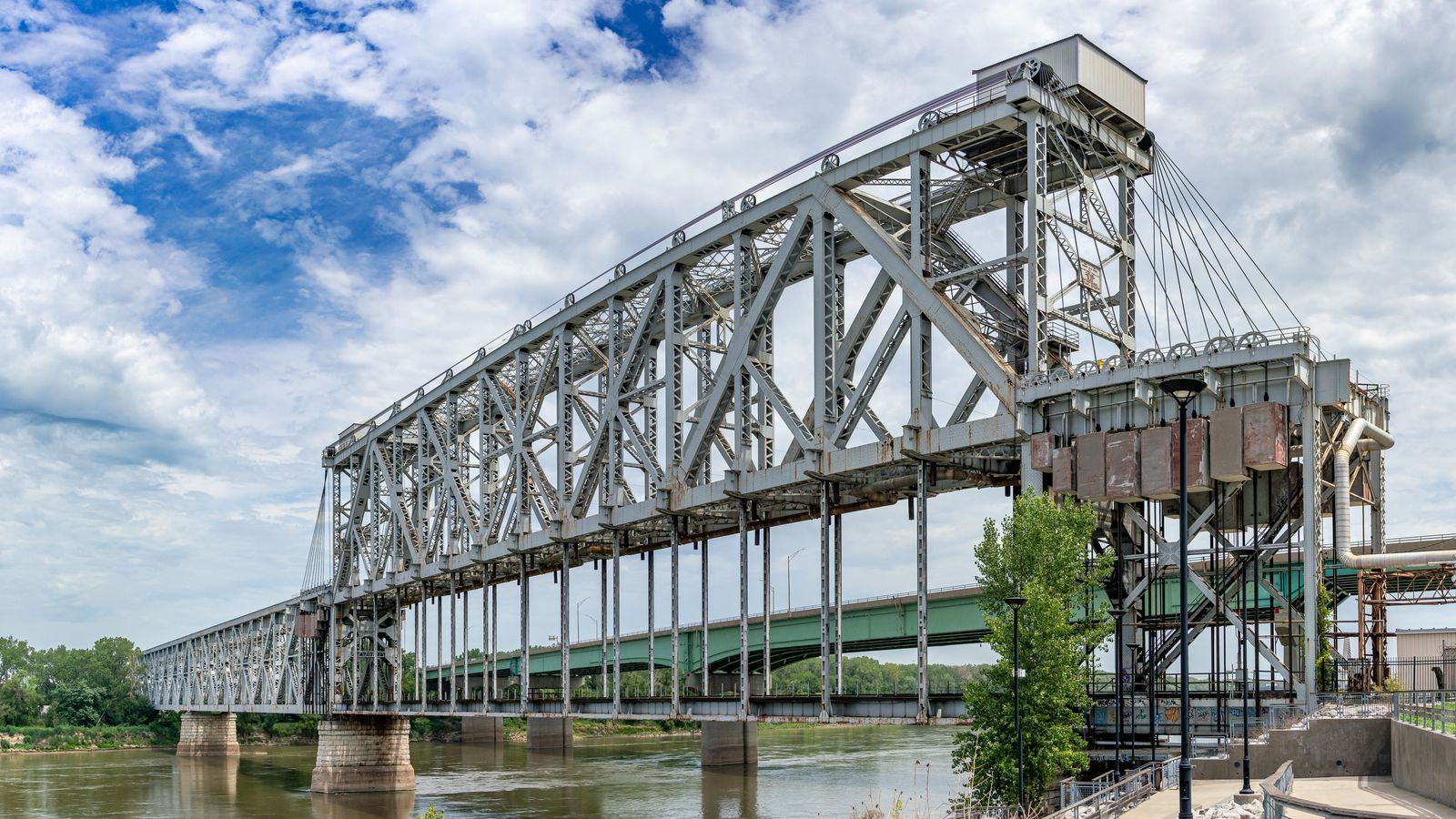 Chauffeur service in Omaha: Eppley Airfield transfers, black cars and event weekends