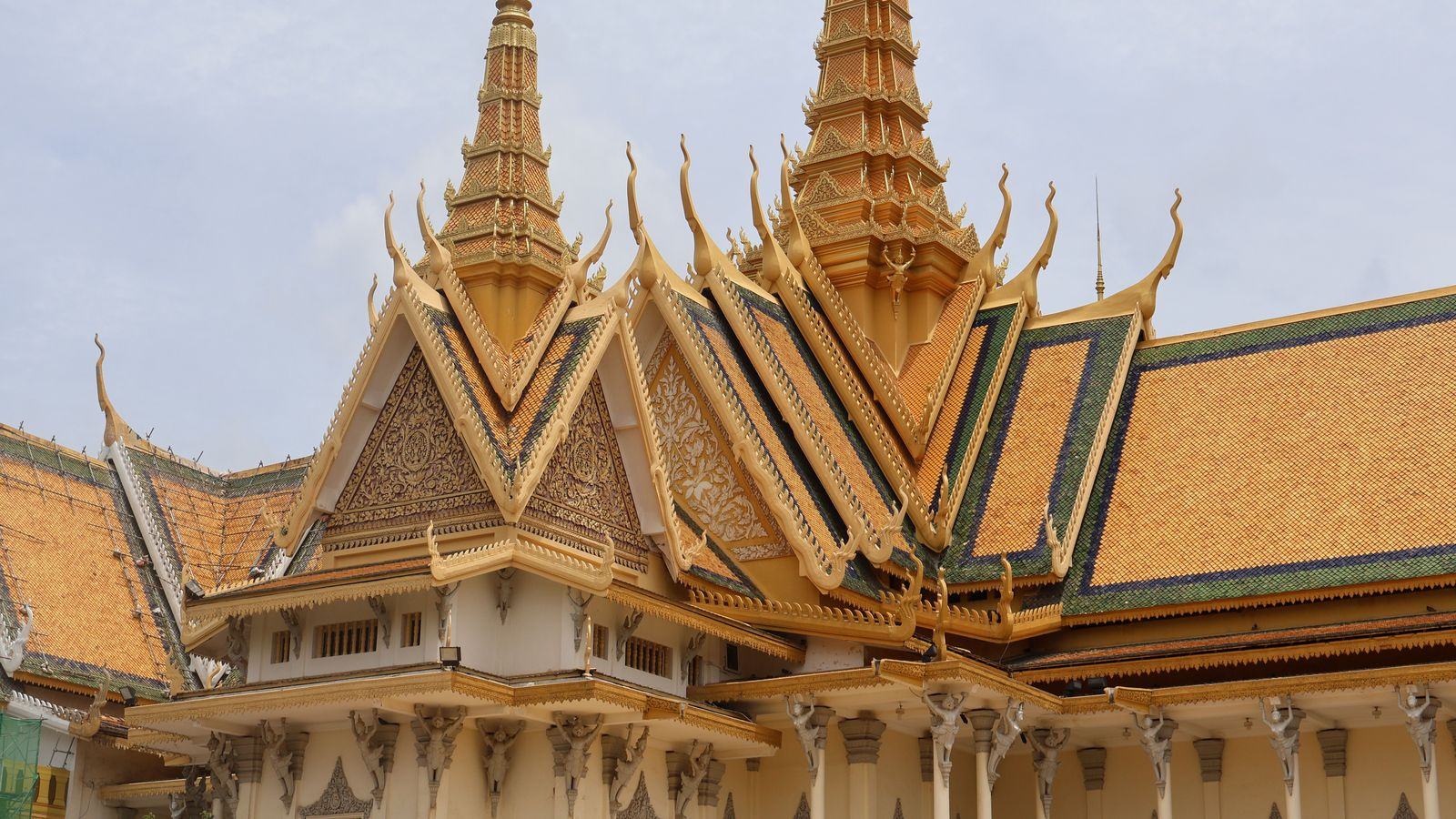 Chauffeur service in Phnom Penh: Techo airport transfers, business cars and intercity drives