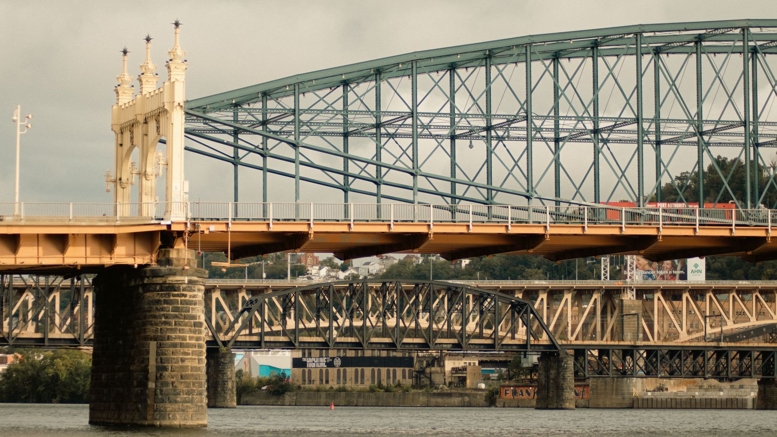 Limo service in Pittsburgh: PIT airport transfers, black cars and chauffeurs