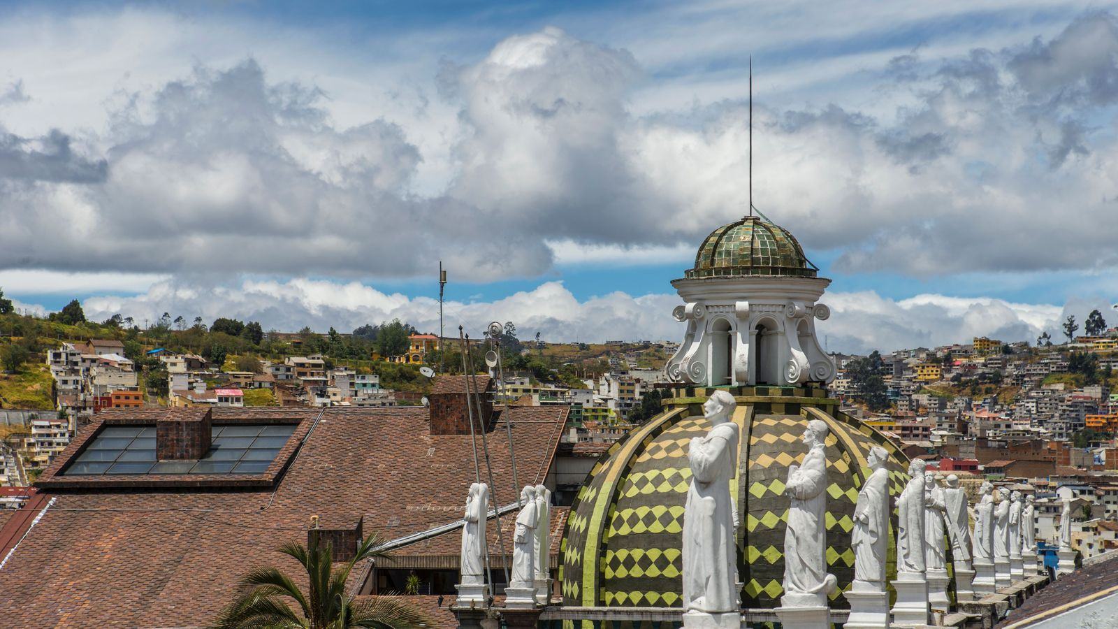 Chauffeur service in Quito: UIO airport transfers, private cars and Andes day trips
