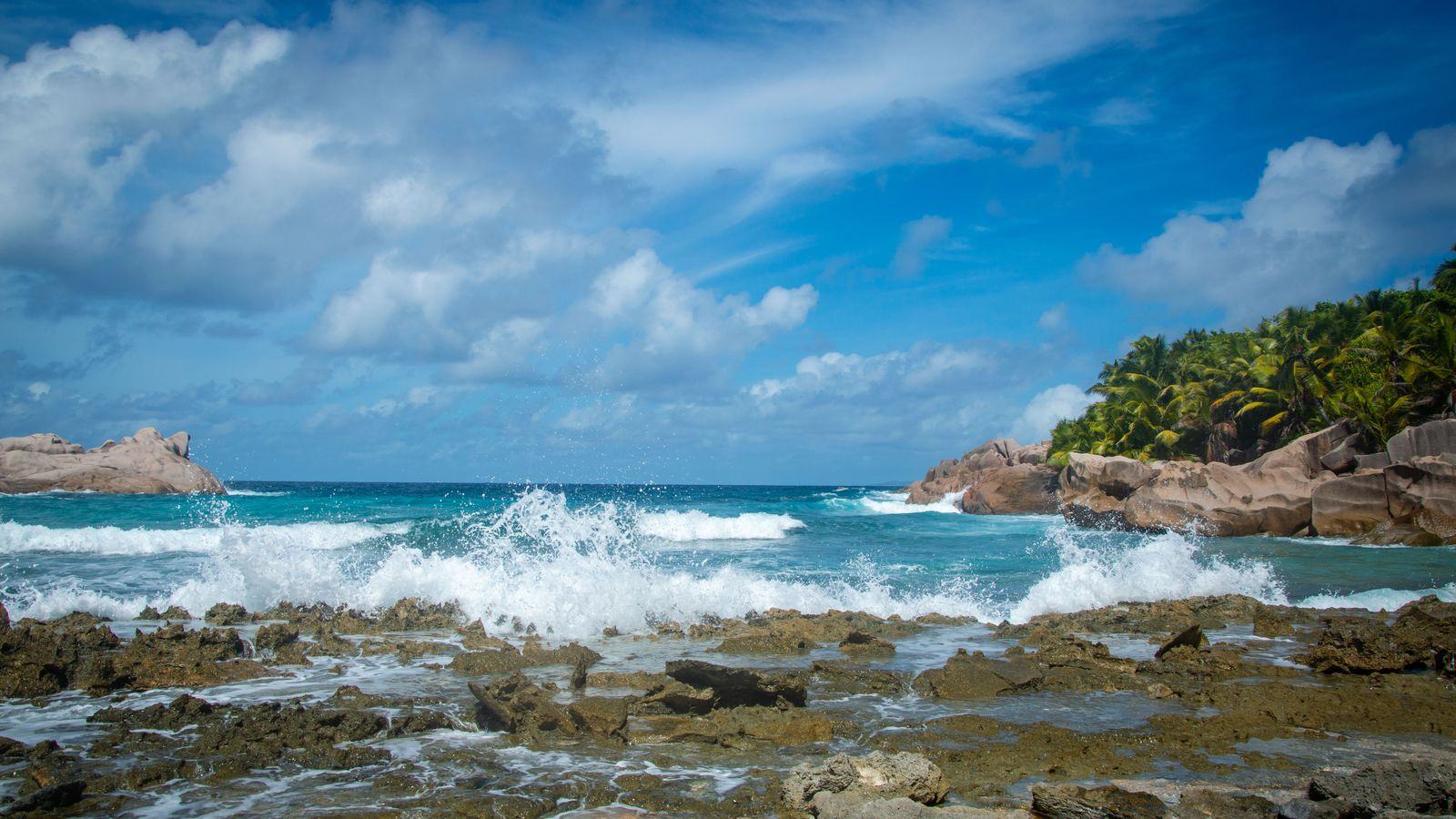 Chauffeur service in the Seychelles: Mahe airport transfers, resorts and island hopping