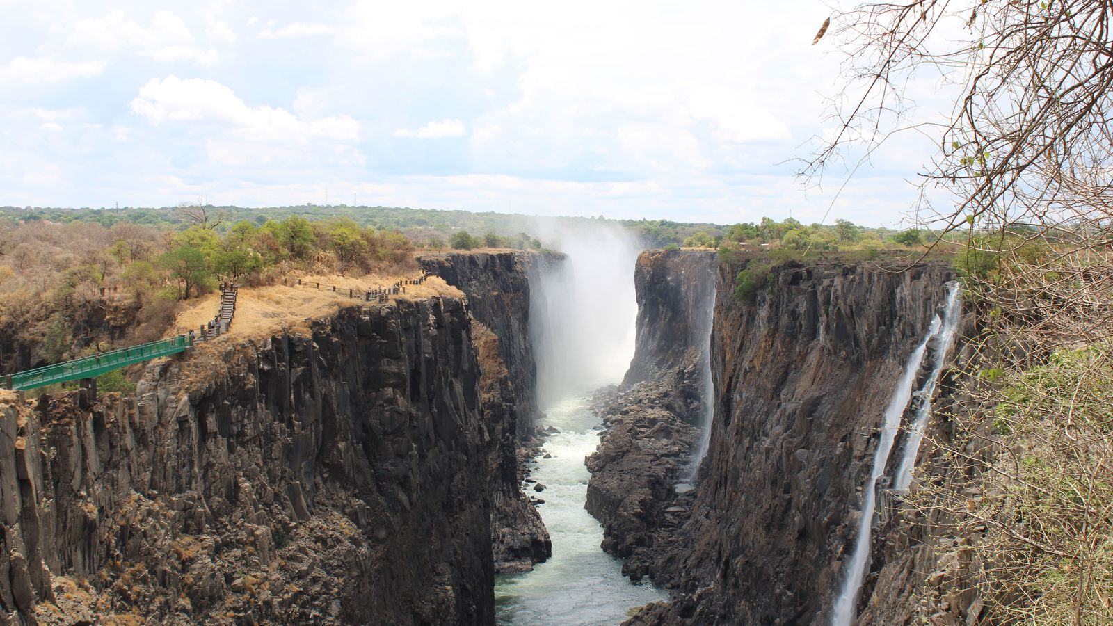 Chauffeur service in Victoria Falls: VFA, Livingstone and cross-border transfers