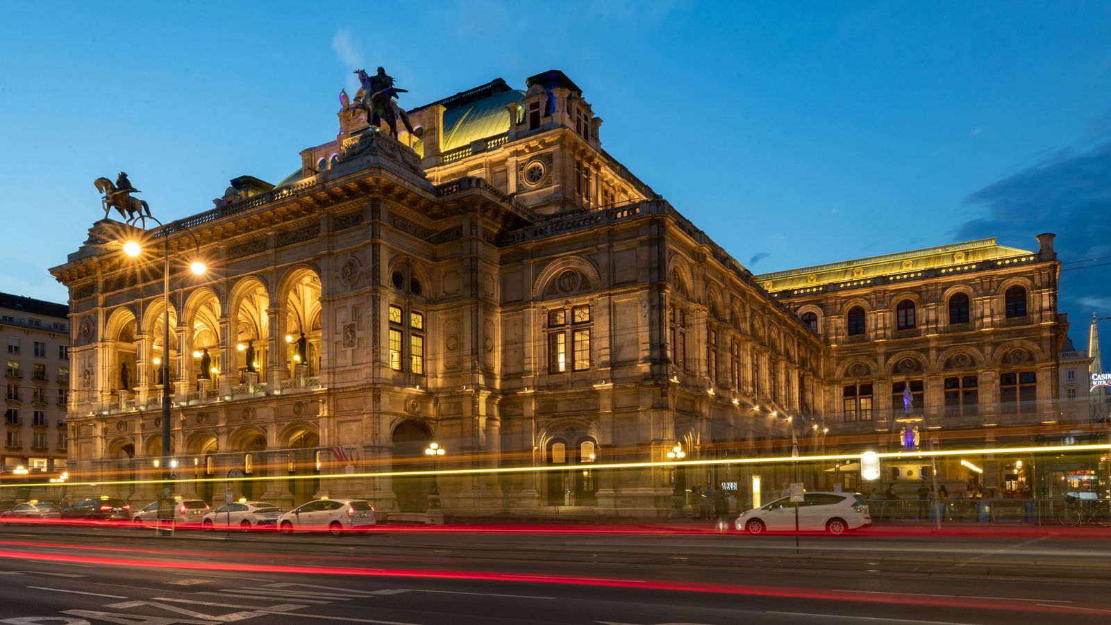 Chauffeur Service Vienna | Schwechat Airport Transfers