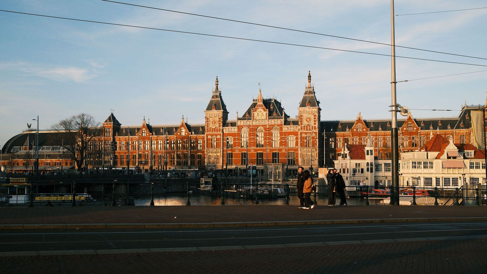 Amsterdam Centraal Chauffeur | Cars to Schiphol & Zuidas