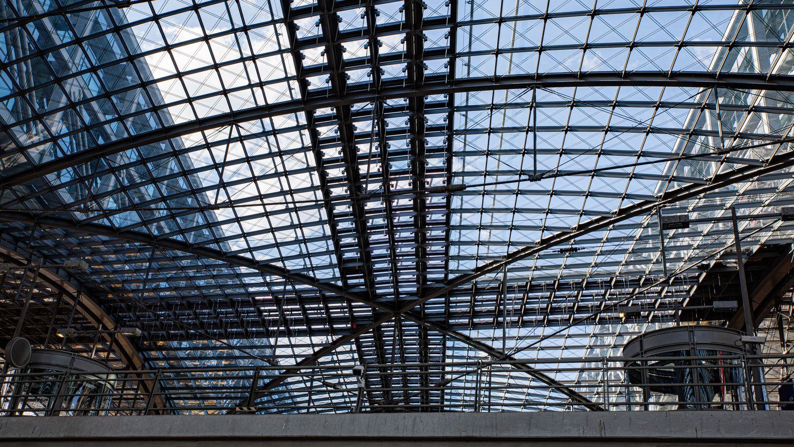Berlin Hauptbahnhof Chauffeur | Car Service to BER & Mitte